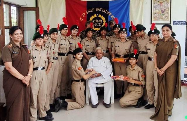 22 यूपी गर्ल्स बटालियन ने वृद्धाश्रम में मनाया रक्षाबंधन का पर्व, वृद्धजनों के साथ बांटी खुशी