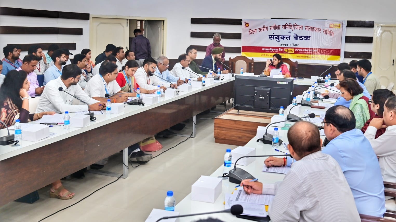 बेरोजगार युवाओं,किसानों एवं कमजोर वर्ग के लोगों को प्राथमिकता से ऋण उपलब्ध कराए- मुख्य विकास अधिकारी