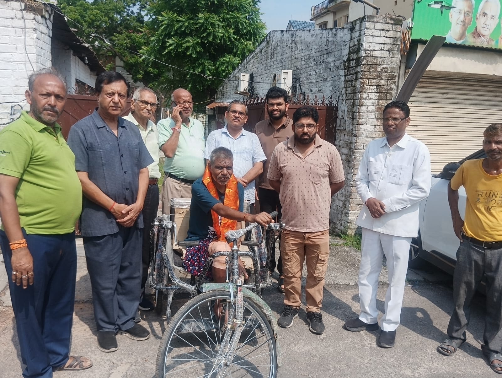 श्री वैश्य बंधु समाज ने दिव्यांग व्यक्ति को प्रदान की व्हीलचेयर