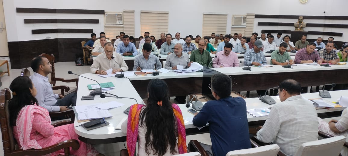 सहकारिता विभाग द्वारा संचालित योजनाओं की जिलाधिकारी ने की समीक्षा।