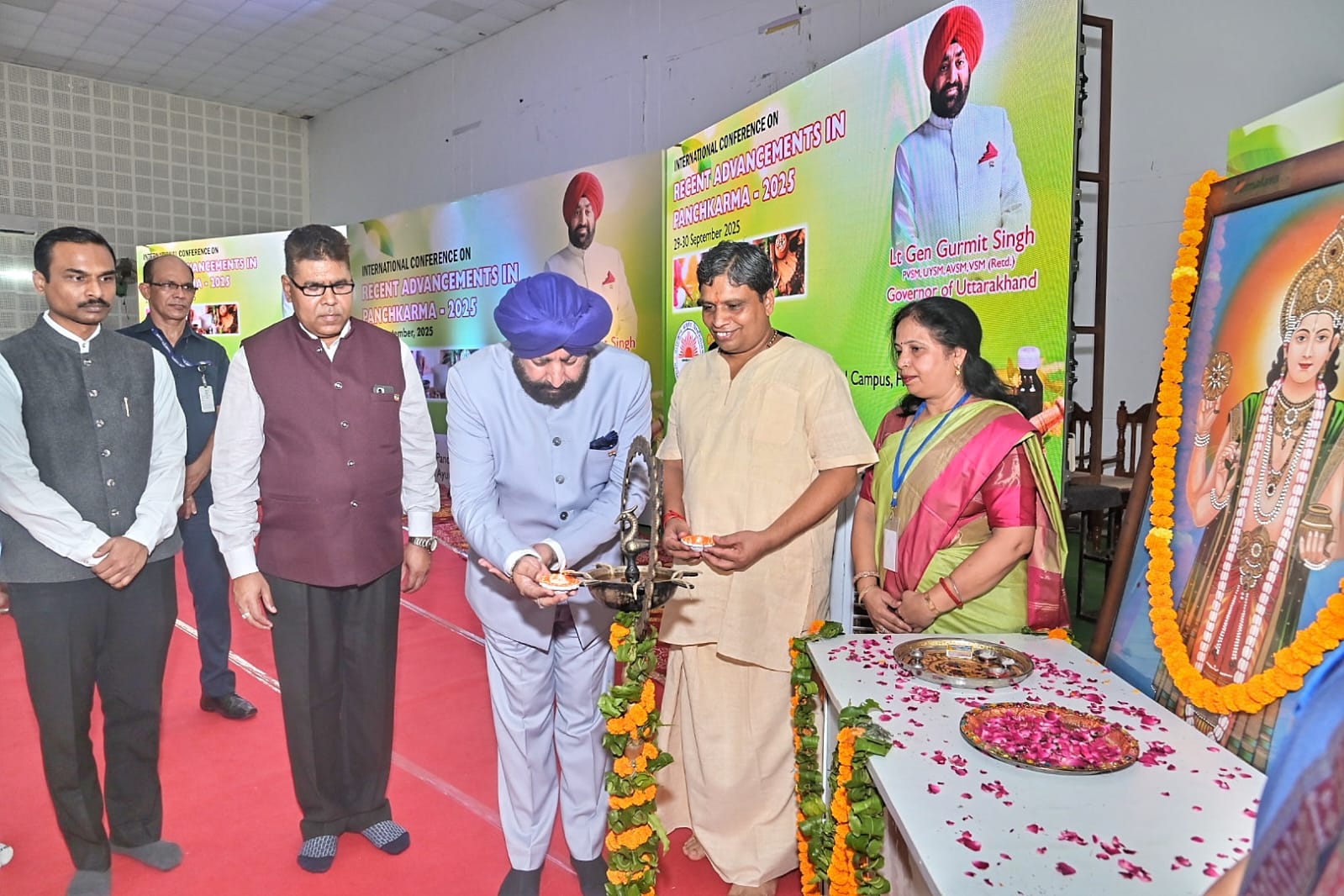 हरिद्वार। आज उत्तराखंड आयुर्वेद विश्वविद्यालय के ऋषिकुल परिसर में अन्तर्राष्ट्रीय सेमिनार Recent Advancesments in Panchkarma 2025 का उद्घाटन महामहिम राज्यपाल ले. जनरल श्री गुरमीत सिंह, कुलपति प्रो अरुण कुमार त्रिपाठी, अपर सचिव श्री विजय कुमार जोगदण्डे, पतंजलि योगपीठ कुलपति आचार्य बालकृष्ण जी, सेमिनार के अध्यक्ष प्रो के के शर्मा के द्वारा दीप प्रज्ज्वलित कर किया गया।