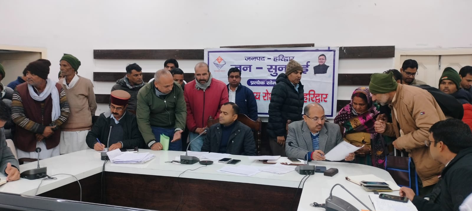 जनपद वासियों की समस्याओं को त्वरित निस्तारण के उदेश्य से जिलाधिकारी मयूर दीक्षित की अध्यक्षता में प्रत्येक सोमवार को आयोजित किया जा रहा है जन सुनवाई कार्यक्रम