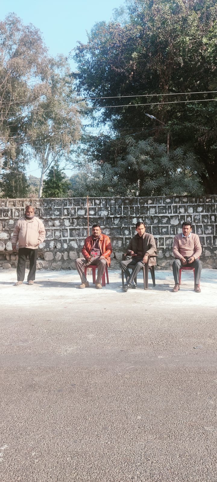 कुर्सी लगाकर कूड़ा प्वाइंट पर बैठे अधिकारी, गुलाब देकर दिया स्वच्छता का संदेश