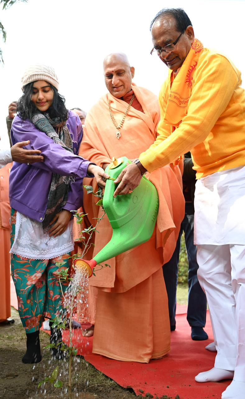 श्रीपंचदशनाम जूना अखाड़ा की आचार्यपीठ श्री हरिहर आश्रम, कनखल (हरिद्वार) के पावन सारस्वत परिसर में श्रीमत्परमहंस परिव्राजकाचार्य, श्रोत्रिय, ब्रह्मनिष्ठ, अनन्तश्रीविभूषित, जूनापीठाधीश्वर, आचार्यमहामण्डलेश्वर पूज्यपाद श्री स्वामी अवधेशानन्द गिरि जी महाराज (“पूज्य आचार्यश्री जी”) से सहज शिष्टाचार-भेंट एवं आत्मीय संवाद हेतु केन्द्रीय कृषि एवं किसान कल्याण तथा ग्रामीण विकास मंत्री भारत सरकार, आदरणीय श्री शिवराज सिंह जी चौहान का आगमन हुआ।