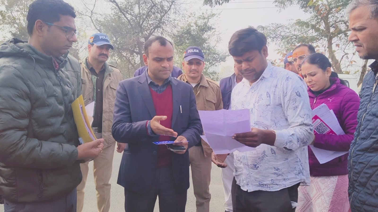 जिलाधिकारी मयूर दीक्षित ने किया परिवहन कार्यालय का किया निरीक्षण।