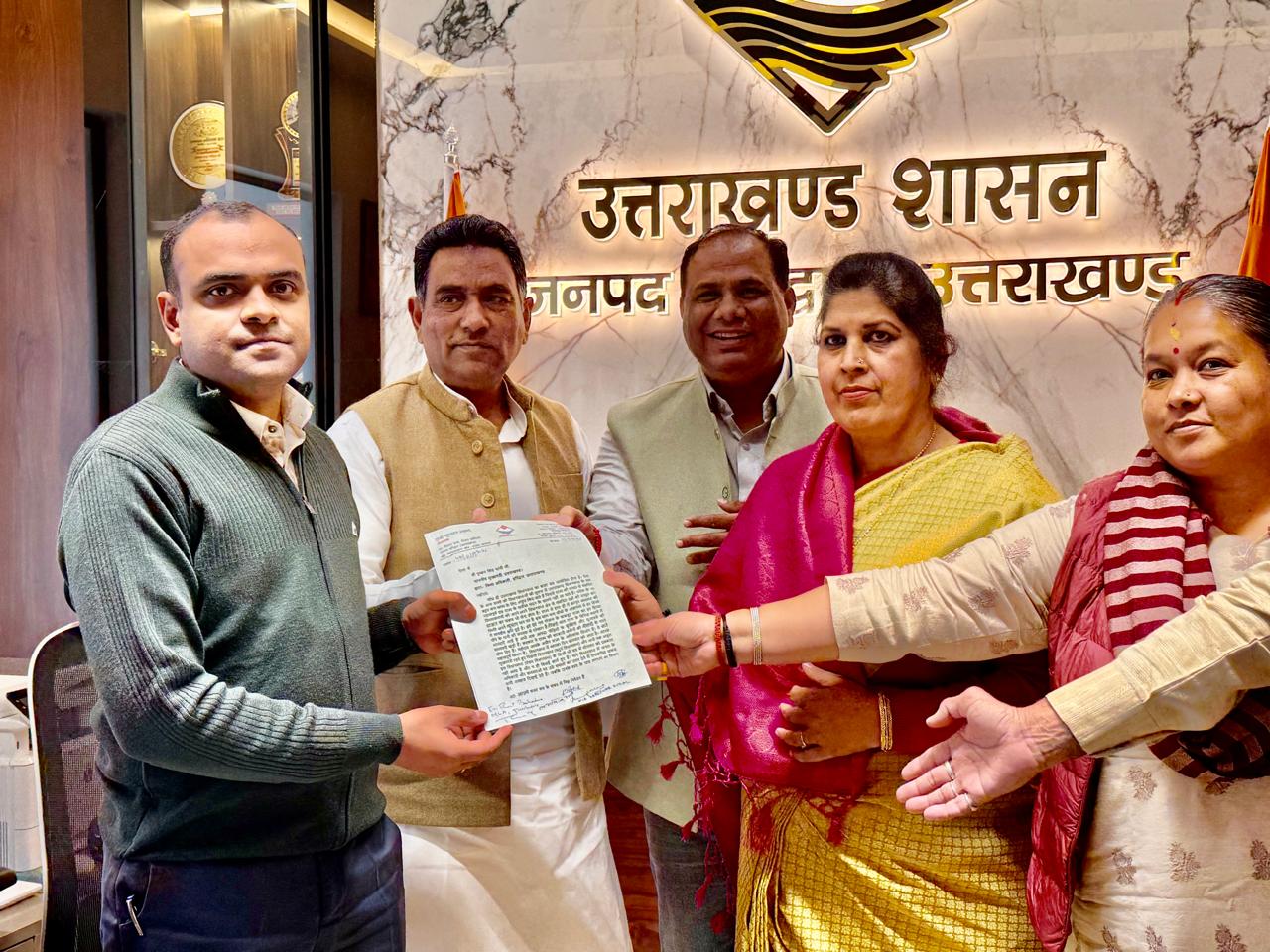 कांग्रेस विधायकों ने मुख्यमंत्री के नाम सौंपा गया ज्ञापन, बजट सत्र की अवधि बढ़ाने की मांग,,