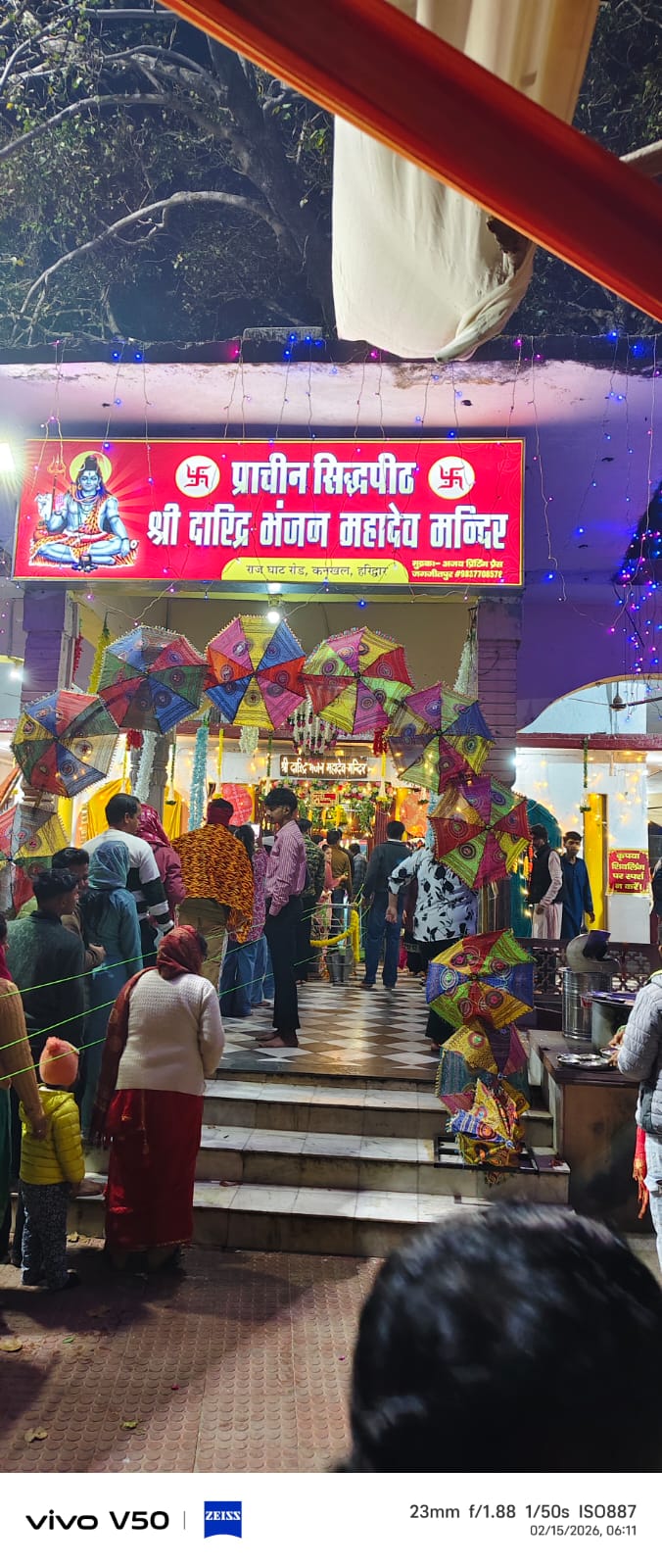 पंक्तिबद्ध तरीक़े से शिवभक्त कर रहे हैं मंदिरों में जलाभिषेक