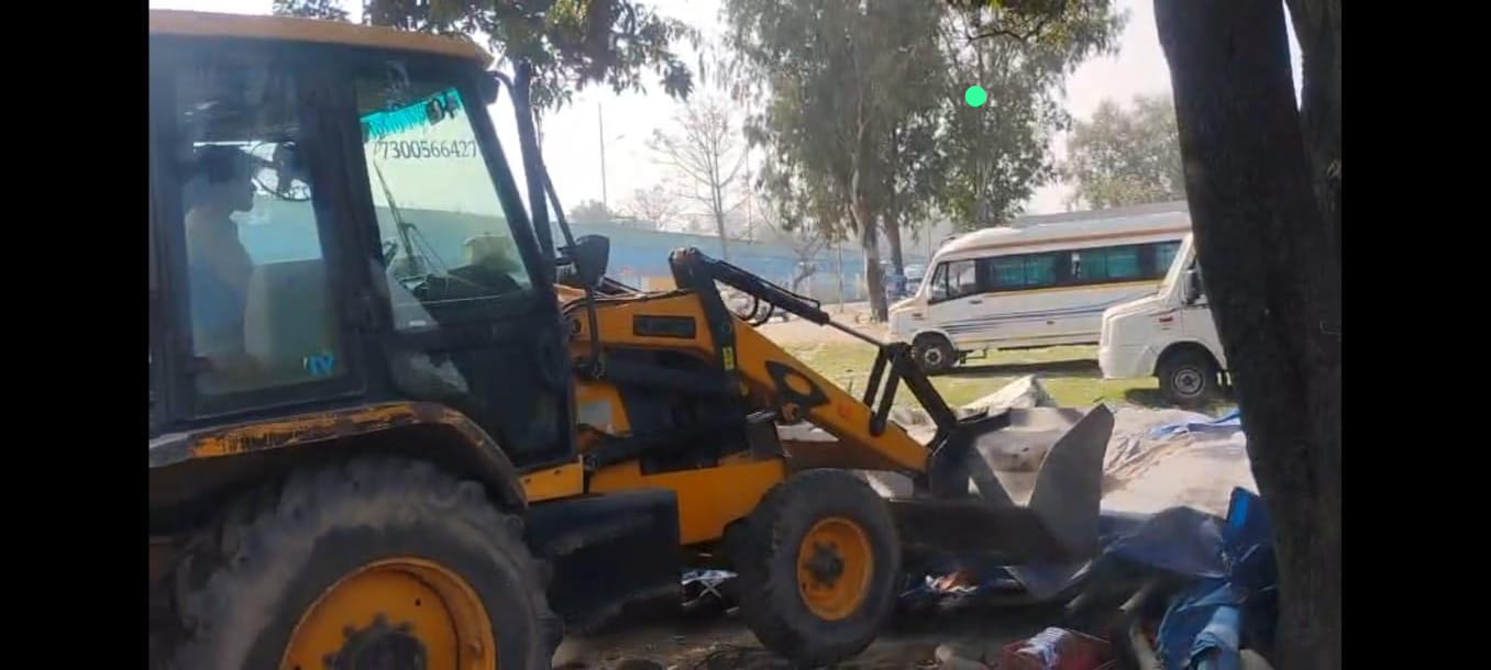 अतिक्रमण पर नगर निगम की सख्ती: 80 से अधिक अस्थायी झोपड़ियों को किया गया ध्वस्त