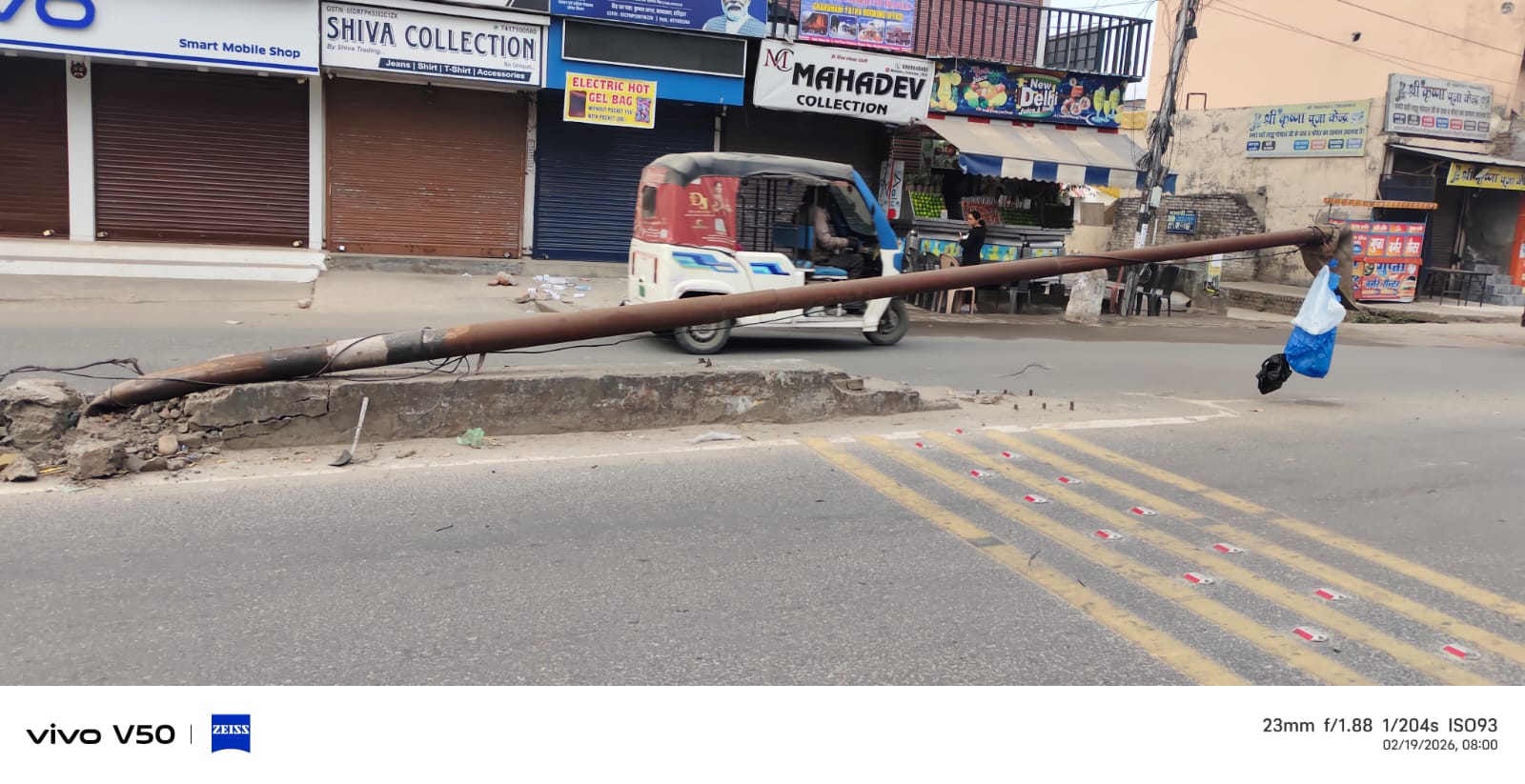 ⚠️ देश रक्षक क्षेत्र में बिजली का खंभा गिरा, बड़ी दुर्घटना की आशंका ⚠️