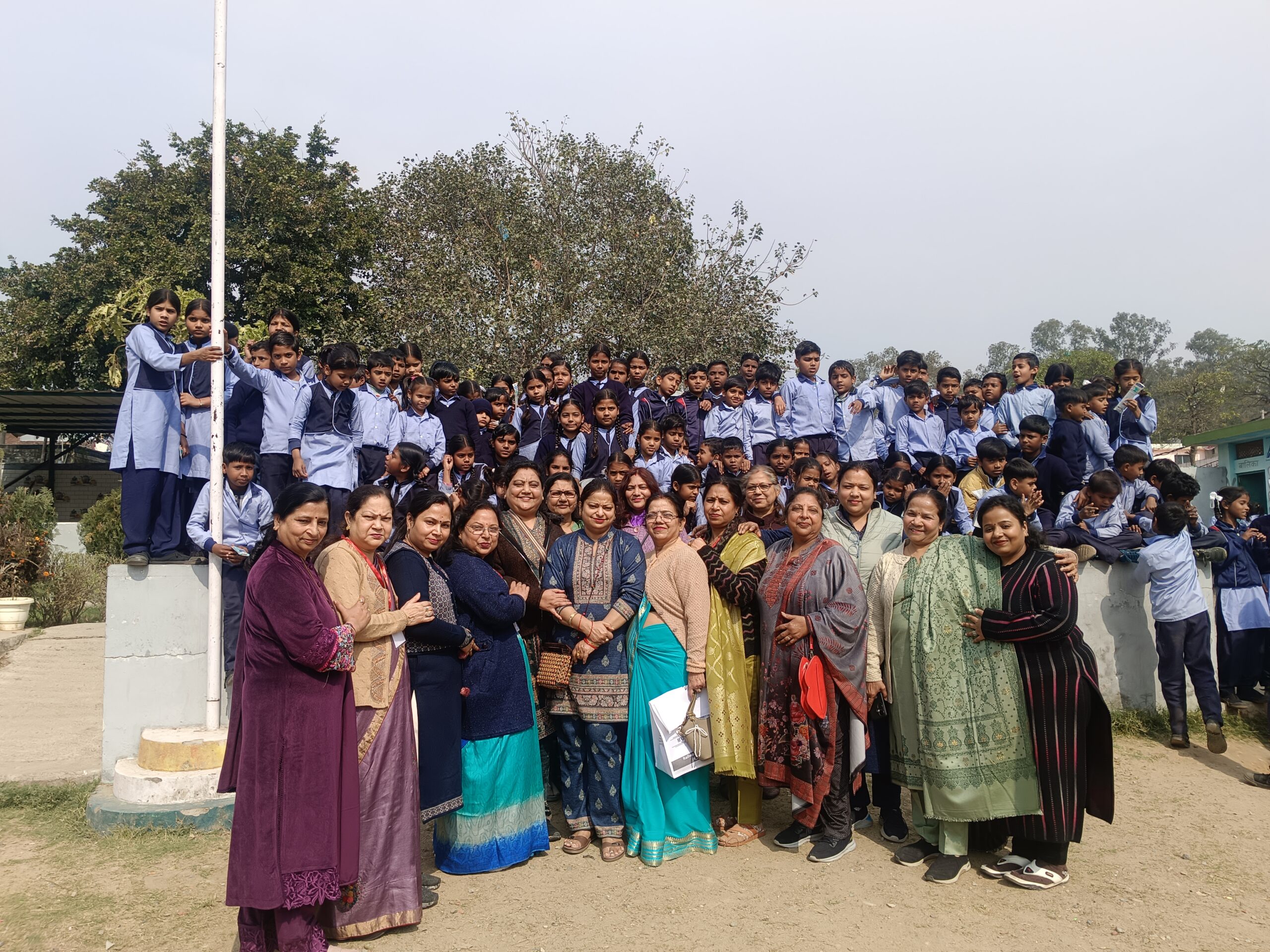 वैश्य नारी शक्ति संगठन हरिद्वार :- वैश्य नारी शक्ति संगठन की सराहनीय पहल, राजकीय विद्यालय नं. 25 टिबडी में बच्चों को खाद्य सामग्री व स्टेशनरी वितरित कर बढ़ाया उत्साह