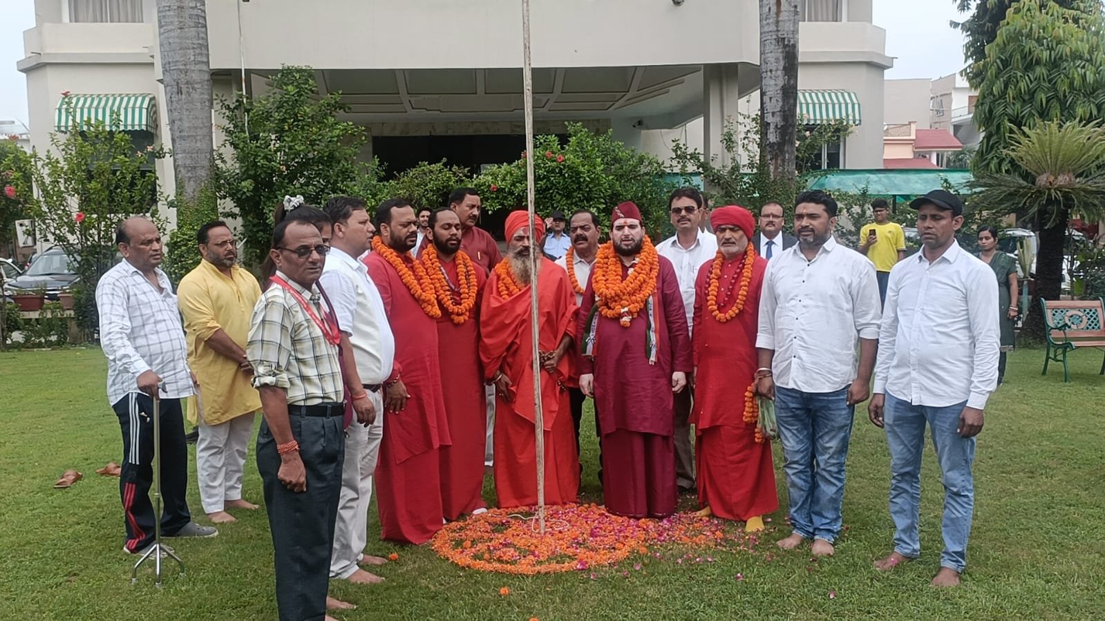जिला प्रेस क्लब ने संतों के सानिध्य में मनाया स्वतंत्रता दिवस